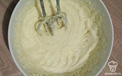 Мягкое сливочное масло взбейте с сахаром, яйца взболтать вилкой и тонкой струйкой в яичную смесь постоянно взбивая миксером. Добавьте ванильный сахар, муку, разрыхлитель, хорошо перемешайте миксером на маленьких оборотах.