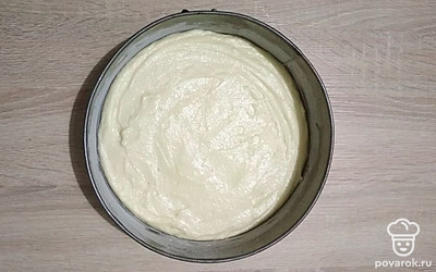 Выложите тесто в подготовленную форму разровняйте лопаткой, выпекайте в разогретой духовке 40 минут при температуре 160С.