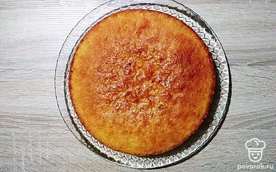 Остудите пирог в перевернутом виде не извлекая из формы. Готовый пирог присыпьте пудрой и нарежьте на порции, заварите чашечку ароматного чая и наслаждайтесь вкусным угощением.