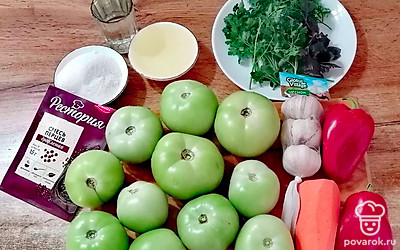 Подготовьте все ингредиенты. Помойте овощи, чеснок очистите. Зелень промойте и просушите полотенцем. 