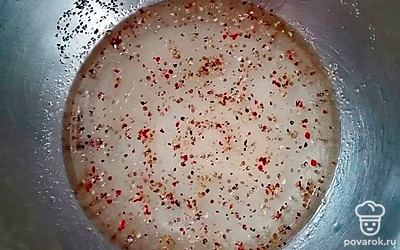 Смешайте в глубокой миске смесь перцев, уксус, соль, сахар и растительное масло.