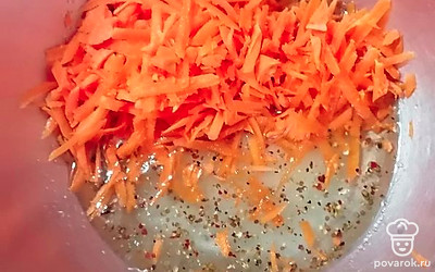 Морковь натрите на крупной терке и добавьте в миску.