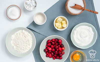 Свежую клюкву промойте под проточной водой, а замороженной дайте полностью растаять. Переложите ягоды в дуршлаг, чтобы стекла вся лишняя жидкость. Сливочное масло достаньте из холодильника, чтобы оно стало мягким. Взвесьте все нужные продукты. Возьмите форму для выпечки, дно застелите пергаментом или смажьте сливочным маслом. Включите духовку на 180 градусов.