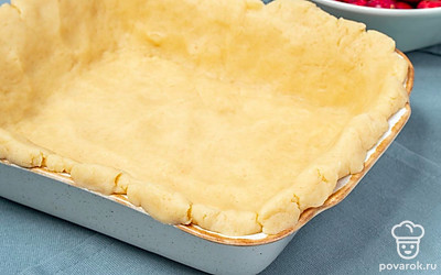 Замесите тесто. В миску выложите масло, сметану и сахар, все тщательно разотрите. Добавьте разрыхлитель и начинайте постепенно вводить муку, замешивая тесто, пока оно не перестанет липнуть к рукам. Тонко раскатайте тесто и распределите его по форме для выпечки, сформировав высокие бортики.