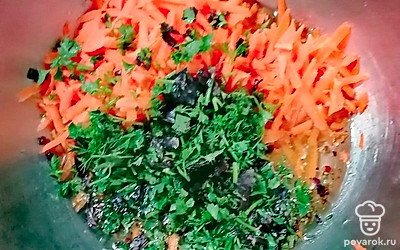 Зелень мелко нарежьте. Отправьте в миску.