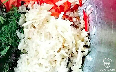 Чеснок натрите на мелкой терке и тоже добавьте в миску. 