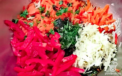 Болгарский перец нарежьте тонкими полосками и выложите в миску.