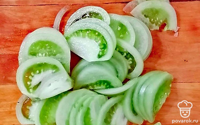 Помидоры разрежьте пополам, удалите сердцевину. Нарежьте тонкими дольками. Перемешайте помидоры с заправкой. Сложите в банку или ведерко. Поставьте в холодильник на 12 часов. 