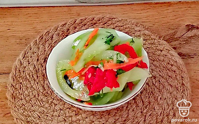 Подавайте закуску к столу холодной. Закуска выглядит красиво, прямо буйство красок. Болгарский перец используйте красного цвета. 