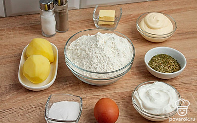 Подготовьте все ингредиенты и выложите их на стол для удобства. Помойте и очистите картофель. Поставьте духовку на разогрев до 180 С.