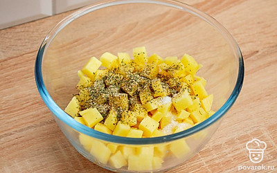 Возьмите другую глубокую миску. Положите в нее кубики картофеля, добавьте приправы, соль и черный молотый перец по вкусу.