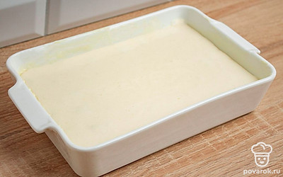 Залейте в форму оставшийся объем теста на основе сметаны, майонеза и муки.