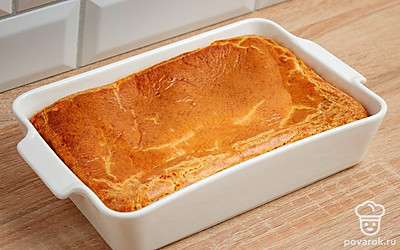 Поставьте форму для запекания в разогретую до 180 С духовку на 45 минут. С помощью зубочистки можно проверить готовность пирога. Аккуратно вытащите форму из духовки и оставьте пирог остывать. Готово!