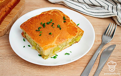 Порционно нарежьте заливной пирог с картофелем и разложите на красивые тарелки. Мелко нарежьте зелень и посыпьте ею пирог! Приятного аппетита!