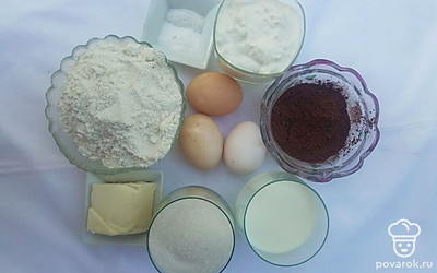 Если не удалось купить сахарную пудру в магазине, смелите ее самостоятельно, пропустив сахар через кофемолку. Просейте муку.