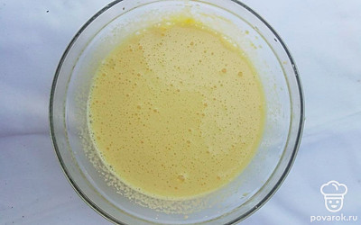 Взбейте яйца с сахаром до однородности. Добавьте соль, воду и потихоньку всыпайте просеянную муку. Аккуратно замешайте воздушное тесто, не работаете с ним слишком долго, чтобы оно не осело.