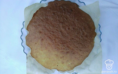 Подготовьте 2 одинаковые формы для выпекания, уложите на их дно пекарскую бумагу или смажьте его сливочным маслом. Разлейте по формам получившееся тесто и поставьте в духовку выпекаться при температуре 170 градусов на 20-30 минут, в зависимости от духовки. Готовые коржи достаньте из форм и оставьте остывать.