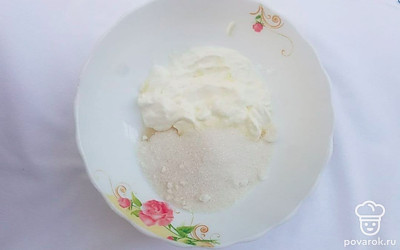 Смешайте сметану с сахаром, подучится крем для пропитки коржей. Густо намажьте им остывшие коржи и снова отставьте их на некоторое время, чтобы сметанный крем мог впитаться.