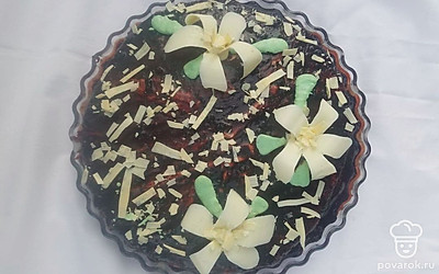 Для глазури поставьте греться молоко и растопите в нем сливочное масло, затем добавьте какао и сахарную пудру, замешайте густую тягучую глазурь. Получившейся глазурью полейте манник. Оставьте немного, чтобы обмазать стенки пирога. Оформленный пирог поставьте в холодильник на полчаса, чтобы он немного настоялся.