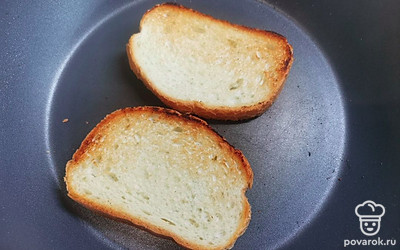 Ломтики свежего батона подрумяньте на сухой сковороде. 