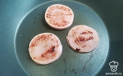 Колбасу нарежьте кружочками и обжарьте с двух сторон. 