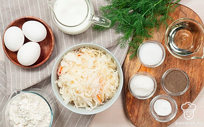 Квашеную капусту промойте под холодной водой. Дайте стечь рассолу, нарежьте тонкой соломкой, если она крупная. Вымойте яйца. Помойте укроп и петрушку. Петрушку мелко порубите. Укроп порубите ножом.