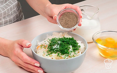 Подготовьте начинку. Смешайте капусту и укроп, посолите и поперчите.