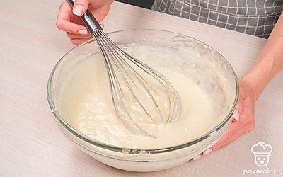 Замесите тесто. Разбейте яйца, добавьте к ним соль и сахар. Перемешайте их венчиком или вилкой до однородной массы. Добавьте к яйцам кефир и соду, снова перемешайте. Влейте подсолнечное масло. Добавьте муку и взбейте всю массу. Тесто должно получиться такой консистенции, как на оладьи.