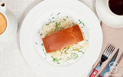 Готовый капустный пирог нарежьте на порционные куски и посыпьте мелко нарезанной зеленью.