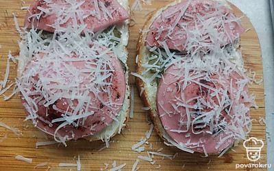 Сверху посыпьте натертым на мелкой терке пармезаном. 