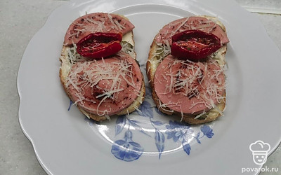 Украсьте вяленым томатом. 