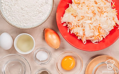 Все ингредиенты должны быть комнатной температуры. Подогрейте молоко в микроволновой печи примерно 30 секунд. Квашеную капусту промойте холодной водой, чтобы из нее ушла кислота. Просейте муку через сито — так дрожжевое тесто лучше поднимется, а выпечка получится более вкусной и воздушной. Снимите шелуху с лука и крупно нарежьте. Форму для выпечки застелите пергаментом и смажьте маслом. Разогрейте духовку до 200 градусов.