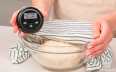 Приготовьте тесто для пирога. Разведите сухие дрожжи в теплой воде или молоке. Жидкость должна быть теплой, а не горячей, иначе дрожжи заварятся, а тесто не поднимется. В просеянную муку вбейте яйцо, добавьте соль, влейте теплую дрожжевую смесь. Перемешайте и оставьте тесто под полотенцем в теплом месте на 40 минут.