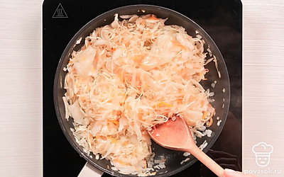 Приступите к приготовлению начинки. Разогрейте сковороду на среднем огне и влейте небольшое количество растительного масла. Выложите репчатый лук, обжарьте его приблизительно 1-2 минуты. В сковороду к луку добавьте промытую квашеную капусту, перемешайте, посолите и поперчите. Помешивая, готовьте начинку примерно 3-4 минуты. Затем дайте ей полностью остыть.