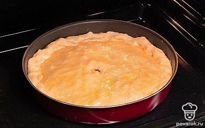 Сформируйте пирог и приготовьте его к выпеканию. Готовое тесто должно подняться почти в 2 раза. Аккуратно разделите его на 2 части. Раскатайте каждую часть в пласт толщиной примерно 1 см. Затем выложите половину теста в форму для запекания и разровняйте, формируя бортики. Выложите на тесто начинку и равномерно распределите ложкой. Сверху накройте пирог второй половиной теста. Нижний и верхний слой аккуратно защипните, чтобы пирог получился закрытым. Желток взбейте с солью и смажьте им сверху пирог. Поставьте пирог в духовку и запекайте 45 минут при 200 градусах.