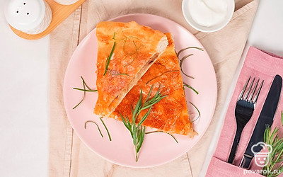 Пирог с капустой разрежьте на порционные куски и подавайте со сметаной или свежей зеленью.