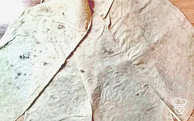 Лист лаваша разрежьте поперек, чтобы получилось 4 полоски.