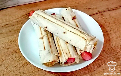 Рулетики подавайте к столу сразу. Приятного аппетита! 