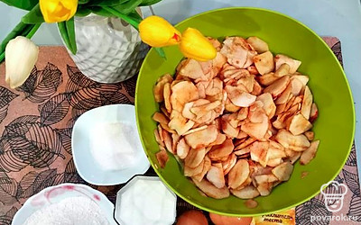 Промойте и очистите яблоки от кожуры, извлеките сердцевину и нарежьте тонкими слайсами. Сбрызните лимонным соком яблоки — так они приобретут цитрусовый аромат и не потемнеют за время приготовления теста.