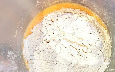 Взбейте яйца с сахаром добела и добавьте все ингредиенты, перемешивая до однородности. У вас должно получиться жидкое тесто.