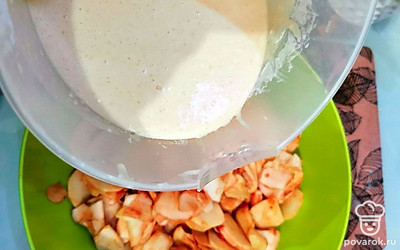 Половину теста добавьте в яблоки и перемешайте. Выложите эту смесь в форму.