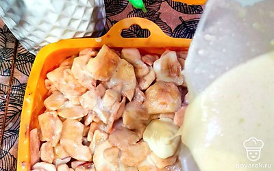 Залейте оставшееся тесто в форму и уберите в разогретую до 180 градусов духовку.