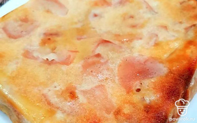 Когда пирог будет готов, выложите его из формы так, чтобы яблоки оказались наверху.