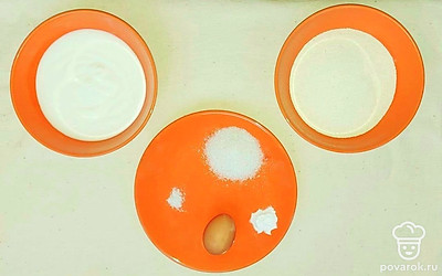 Предварительно разогрейте духовку до 180°С, в разогретой духовке манник получится более пышным и нежным.