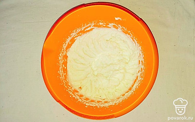 Смешайте в миске сухие ингредиенты: манку, сахар и соль. Добавьте йогурт и тщательно перемешайте. Желательно делать это миксером на небольшой скорости или с помощью венчика. Важно, чтобы тесто было однородным, в нем не было комочков.