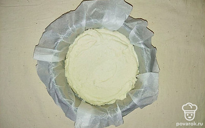 Смажьте форму сливочным маслом или выстелите бумагой для выпекания. Переложите подготовленное тесто в форму и поместите ее на противень в разогретую духовку. Выпекайте при температуре 180°С в течение 25 минут. Время выпекания зависит от размера формы, поэтому проверьте готовность манника. Лучший способ узнать, готова ли выпечка - попробовать деревянной палочкой (спичкой, зубочисткой). Проткните корж в самом толстом месте: если на палочке не осталось следов теста, она сухая – значит, он готов.