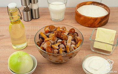 Подготовьте все ингредиенты. Очистите репчатый лук. Если вы используете замороженные грибы, то предварительно разморозьте их; если свежие – ополосните их и обсушите. Разогрейте духовку до 180 °С.