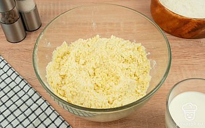 Добавьте муку и соль. Разотрите масло с сухими ингредиентами до состояния крошки.