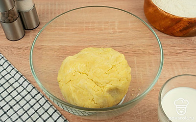 Добавьте сметану и замесите эластичное тесто. Сформируйте из теста шар, оберните пленкой и уберите в холодильник на 1 час.