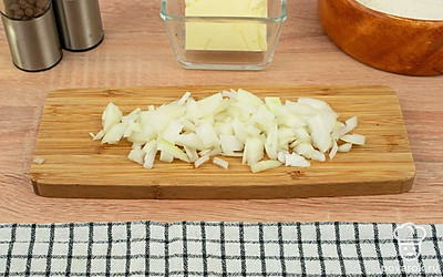 Тем временем мелко нарежьте репчатый лук.